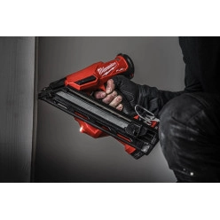 Пистолет гвоздезабивной аккумуляторный бесщёточный MILWAUKEE M18 FN15GA-0X (32-64мм)(каркас, HDкейс)