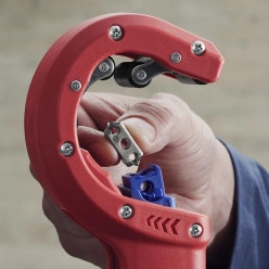 Труборез KNIPEX DP 50 для канализационних ПВХ труб 32/40/ 50мм, 90 23 01 BK